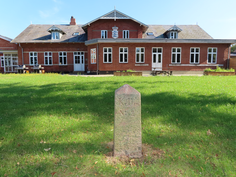 Undgdomshøjskolen (youth folk high school) in Vester Vedsted began as a school for young Danish-minded South Jutlanders. Border stone no. 2, which originally stood by Spækbro and Grænsegrøften (the Border Ditch), is situated in the school’s garden.